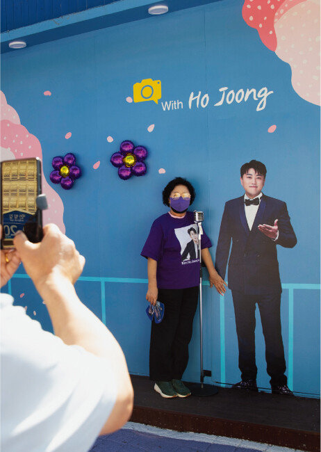 “나 지금 떨고 있니?” ‘최애’ 김호중과 손을 맞잡은 아리스가 흐뭇해하고 있다. [지호영 기자]