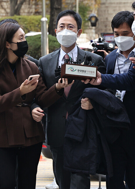 ‘고발사주’ 의혹의 핵심 피의자로 사전구속영장이 청구된 손준성 검사(전 대검찰청 수사정보정책관)가 10월 26일 오전 서울중앙지법에서 열린 영장실질심사에 출석하고 있다. [양회성 동아일보 기자]