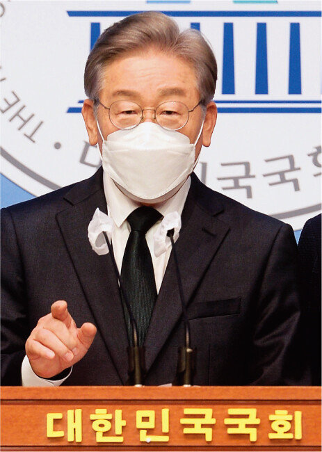 9월 14일 서울 영등포구 국회에서 이재명 경기도지사가 경기 성남시 대장동 개발사업 관련 의혹에 대해 해명하는 기자회견을 하고 있다. [동아DB]