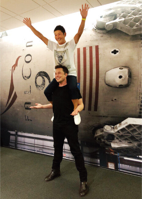 일론 머스크에 목말을 탄 마에자와 유사쿠. [마에자와 유사쿠 트위터]