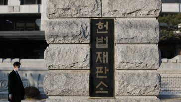 ‘재판관 6명으론 재판 불가’ 헌재법 효력 정지… 헌재 마비사태 피했다