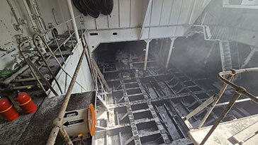 거제 조선소 도장작업 선박 화재…35명 대피·11명 부상