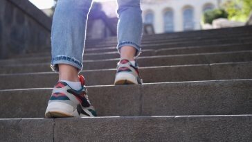 “계단 오르기, 수명 연장 효과”…사망 위험 24% 낮아