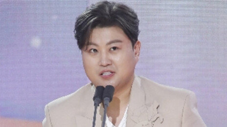 가수 김호중, 뺑소니 혐의로 경찰 조사…‘운전자 바꿔치기’ 의혹도