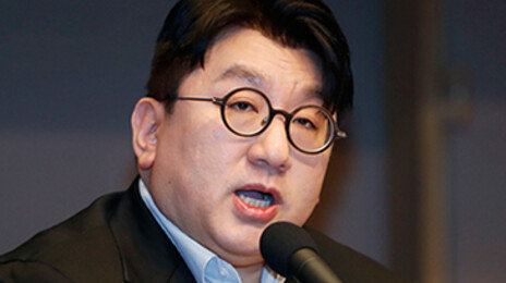 방시혁, 엔터사 첫 대기업 총수에… 쿠팡 김범석은 또 피해