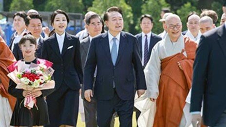尹 대통령, 김건희 여사와 부처님 사리 반환 행사 참석