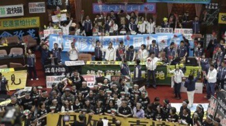 대만 ‘파랑새 운동’ 10만명 거리로…‘총통 권한 축소’에 반발