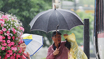 일부 지역 비와 함께 돌풍·천둥·번개…“우산 챙기세요”