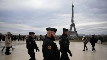 파리 에펠탑 근처에서 관 5개가…러시아 배후 의심