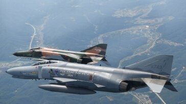 고별비행 F-4 ‘팬텀’ 역사 속으로…“55년 영공 수호” 명예전역장