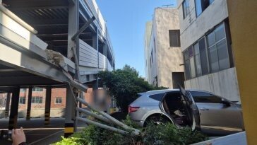 남의 집 지붕 위로 떨어진 SUV…호텔 주차장 2층서 추락