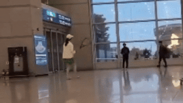 “여기 한국 맞아?”…인천공항 출입구에서 테니스 치는 커플