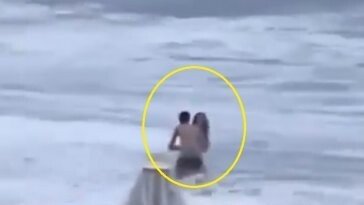 폭풍우 치던 러시아 해변서 산책하던 커플, 커다란 파도에 그만…