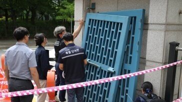 청주 모 고교서 철제 교문에 깔린 70대 경비원 사망