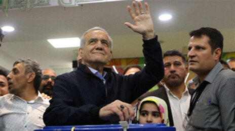 이란 대선, 개혁파 1위 이변… ‘하메네이 측근’ 강경파와 5일 결선