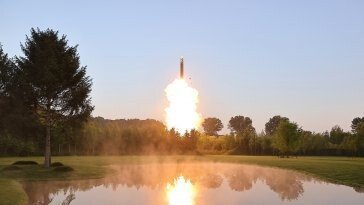 北 “4.5톤급 전술탄도미사일 시험발사 성공”…사진 미공개