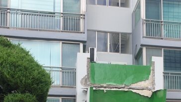 “본드로 붙였나”…용인 아파트 공동현관 지붕 ‘와르르’