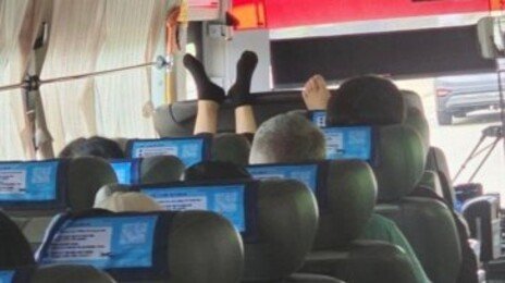 공항 리무진 버스 운전사 등받이에 맨발 ‘턱’…“기가 막힌다”