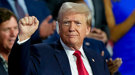 귀에 붕대 감고 주먹 불끈…‘피격’ 트럼프 전대 등장