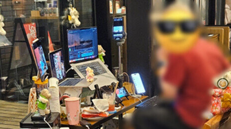 노트북·휴대전화 잔뜩…日스타벅스에 작업실 차린 ‘카공족’