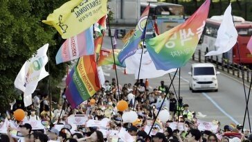 강남대로에 내걸린 동성애 소개팅 앱 광고, 항의 민원에 나흘 만에 중단