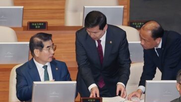 野 “지난달 尹부부와 골프치지 않았나”… 김용현 “동행했으면 옷 벗겠다” 반박