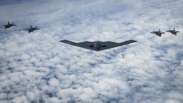 美 최강 폭격기 B-2, 일본 F-35A와 태평양 날았다[청계천 옆 사진관]