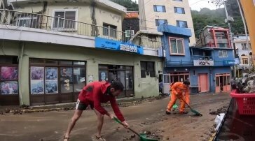 ‘300㎜ 물폭탄’ 울릉도 간 美유튜버, 삽들고 수해 복구 나서