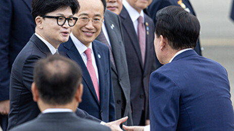 尹 대통령, ‘원전 동맹’ 체코 출국…환송 나온 韓과 악수