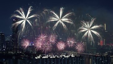 “25만원에 팝니다” 처음 도입된 불꽃축제 유료 관람석, 암표 기승