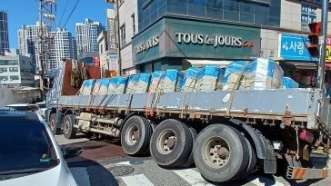 인천 부평구서 싱크홀 발생…화물차 뒷바퀴 빠져