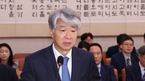 퇴임 헌재소장 “헌재 위기 상황…사법의 정치화 경계해야”