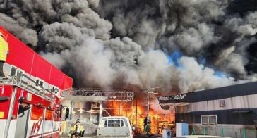 인천 기계공장 불… 강풍 타고 순식간에 번져 주변 건물 30개 태우고, 야산 옮겨붙어 ‘아찔’