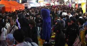 이태원 참사 겪고도 ‘경찰 코스튬’, 몰려든 인파 차도 침범 아찔