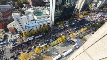 펜스 밀고 경찰 폭행 …‘尹 퇴진’ 참가자들 현행범 체포