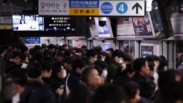 철도-지하철 노조 동반 태업…“사람으로 빽빽” 험난한 출퇴근길