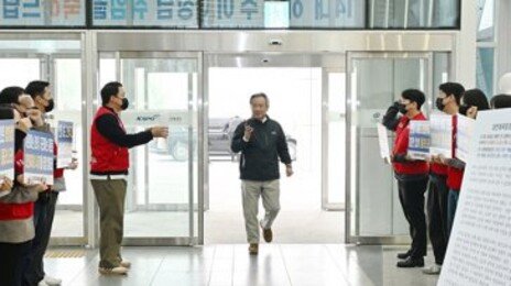 이기흥 체육회장, ‘직무 정지’에도 출근 강행…회의 주재-선수촌 방문