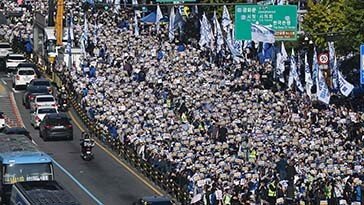 장외집회 시민 참여 저조에… 민주 “당원 파란옷 입지말라”