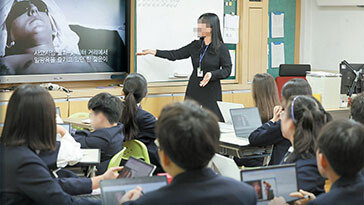 AI교과서, 영어-수학 먼저 도입… ‘문해력 저하 논란’ 국어는 제외