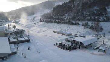 “폭설이 빚은 초겨울 낭만” 강원 스키장‧유명산 나들이객 북적