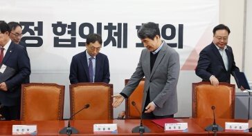 교육부 “여의정협의체 중단 안타까워…2025 증원 재검토 어렵다”