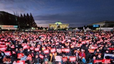 국회앞 모인 10만 시민 “무책임에 분노… 이게 나라냐”