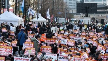 “尹 파면” vs “무죄” 쪼개진 광화문… 충돌 우려에 경찰 경계 강화