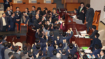 외신들 “韓탄핵 정치적 불확실성, 경제적 고통으로 이어져”