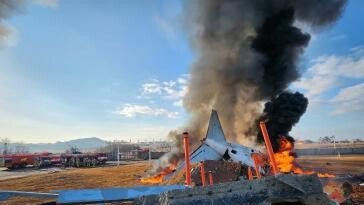 소방당국 “생존자 2명은 남녀 승무원…꼬리 부분서 구조돼”