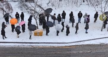 전국 곳곳 많은 눈에 칼바람…여객선 결항, 도로 통제 잇따라