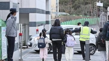 ‘하늘이 사망’ 7일만에 다시 문 연 학교… “끝나면 전화해” 부모-학생 불안속 등교