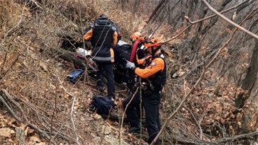 “휴대폰 주우려다 추락해 기절”…등산객 하루 뒤 발견돼 구조