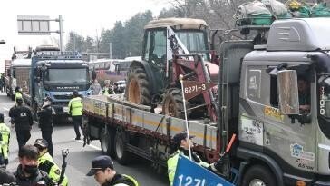 “尹 파면” 트랙터 시위, 경찰과 충돌… 尹지지자도 몰려 아수라장