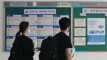 정년 연장에 ‘청년 고통’…취준생 일자리 11만개 사라졌다